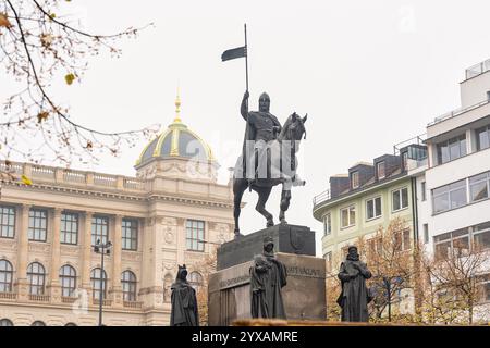 Prag, Tschechische Republik, 10. November 2024: Statue des Heiligen Wenzels auf dem gleichnamigen Platz und vor dem Nationalmuseum von Prag. Stockfoto