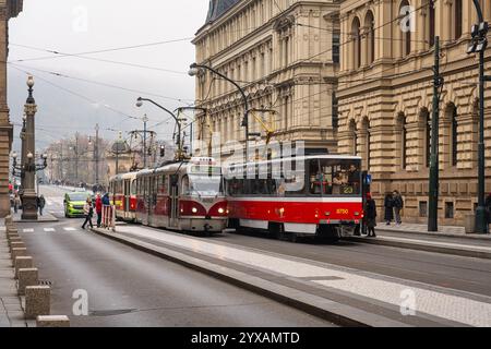 Prag, Tschechische Republik, 10. November 2024: Zwei Straßenbahnen verkehren auf den Straßen als Verkehrsmittel in der Stadt Prag. Stockfoto