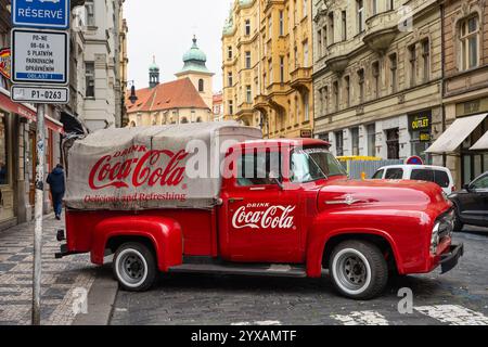 Prag, Tschechische Republik, 12. November 2024: Sehr alter Coca-Cola-Lieferwagen auf den Straßen von Prag. Stockfoto