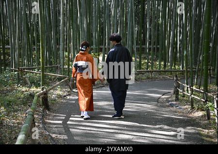 Junge japanische Paare auf dem Arashiyama Bamboo Forest Promenade Path in Kyoto, Japan. Stockfoto