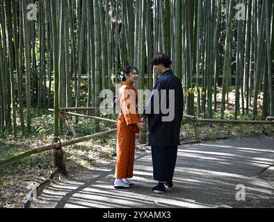 Junge japanische Paare auf dem Arashiyama Bamboo Forest Promenade Path in Kyoto, Japan. Stockfoto