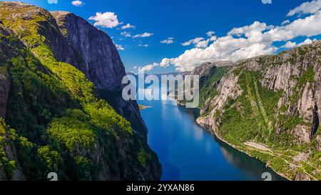 Ein Panoramablick auf einen Fjord in Norwegen, mit hohen Klippen, üppigem Grün und einem ruhigen, blauen Gewässer. Kjerag, Lysebotn, Lysefhjorden, Norwegen im Sommer Stockfoto