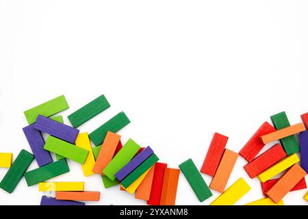 Bunte Holzbausteine auf weißem Hintergrund – abstrakte Textur und verspieltes Design Stockfoto