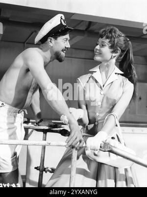 MICHAEL MEDWIN und die französische Schauspielerin BRIGITTE BARDOT in einer Szene aus DOCTOR AT SEA 1955 Regisseur Ralph Thomas Roman RICHARD GORDON still von IAN JEAYES Group Film Productions Ltd / J. Arthur Rank Film Distributors Stockfoto