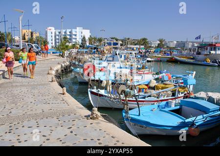 Hölzerne Fischerboote, Ayia Napa, Ayia Napa Hafen, Bezirk Famagusta, Zypern Stockfoto