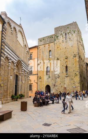 Turm und Kirche auf der Piazza San Michele in Volterra, Italien Stockfoto