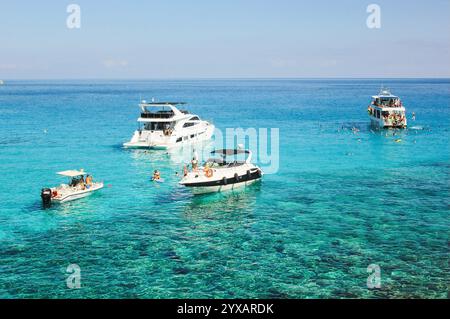 Ayia Napa, Zypern. November 2024. Weiße Luxusboote im Mittelmeer in Ayia Napa, Zypern. Stockfoto