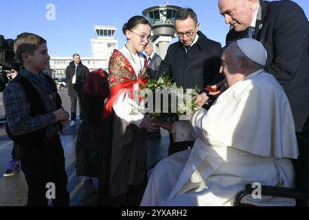 Frankreich, Frankreich. Dezember 2024. **NO LIBRI** Frankreich, Ajaccio, 2024/12/15 Papst Franziskus kommt anlässlich seines eintägigen Besuchs auf der französischen Insel Korsika am internationalen Flughafen Ajaccio an. Quelle: Independent Photo Agency Srl/Alamy Live News Stockfoto