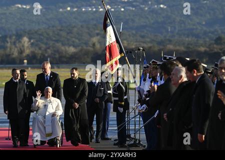 Frankreich, Frankreich. Dezember 2024. **NO LIBRI** Frankreich, Ajaccio, 2024/12/15 Papst Franziskus wird nach der Landung am internationalen Flughafen Ajaccio auf der französischen Insel Korsika vom französischen Innenminister Bruno Retailleau (L) begrüßt. Quelle: Independent Photo Agency Srl/Alamy Live News Stockfoto