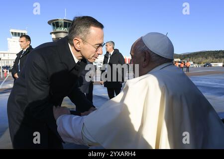 Frankreich, Frankreich. Dezember 2024. **NO LIBRI** Frankreich, Ajaccio, 2024/12/15 Papst Franziskus kommt anlässlich seines eintägigen Besuchs auf der französischen Insel Korsika am internationalen Flughafen Ajaccio an. Quelle: Independent Photo Agency Srl/Alamy Live News Stockfoto