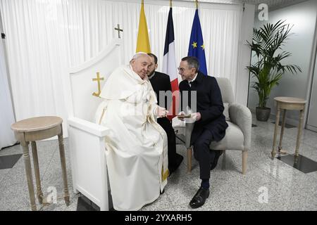 Frankreich, Frankreich. Dezember 2024. **NO LIBRI** Frankreich, Ajaccio, 2024/12/15 Papst Franziskus wird nach der Landung auf dem internationalen Flughafen Ajaccio auf der französischen Insel Korsika vom französischen Innenminister Bruno Retailleau (R) begrüßt. Quelle: Independent Photo Agency Srl/Alamy Live News Stockfoto