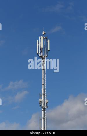 Mobilfunkturm vor klarem blauen Himmel Stockfoto