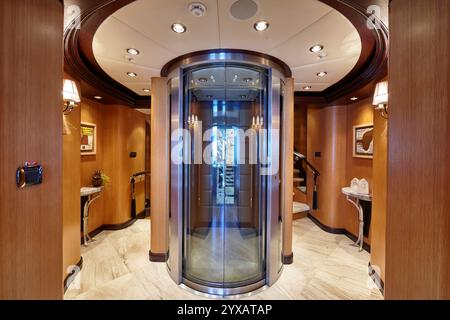 Luxuriöser, moderner Aufzug in elegantem Innendesign aus Holz Stockfoto