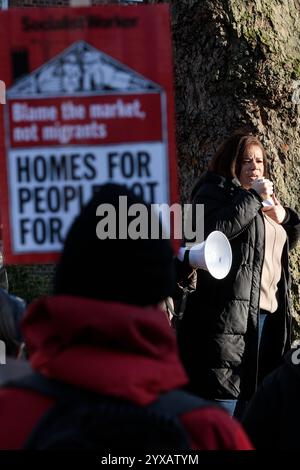 London, Großbritannien. Dezember 2024. Anhänger der London Renters Union halten eine Kundgebung in den Cavendish Square Gardens ab, bevor sie durch die Londoner Innenstadt zu einer Filiale des Immobilienmaklers Foxtons marschieren, um Mietkontrollen in ganz Großbritannien zu fordern. Laut Zoopla sind die Mieten im Vereinigten Königreich seit dem Ende der COVID-19-Pandemie um 27 % gestiegen und steigen nun in billigeren Gebieten am schnellsten an. Quelle: Mark Kerrison/Alamy Live News Stockfoto