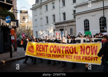 London, Großbritannien. Dezember 2024. Anhänger der London Renters Union marschieren durch die Londoner Innenstadt zu einer Filiale des Immobilienmaklers Foxtons, um Mietkontrollen im ganzen Vereinigten Königreich zu fordern. Laut Zoopla sind die Mieten im Vereinigten Königreich seit dem Ende der COVID-19-Pandemie um 27 % gestiegen und steigen nun in billigeren Gebieten am schnellsten an. Quelle: Mark Kerrison/Alamy Live News Stockfoto