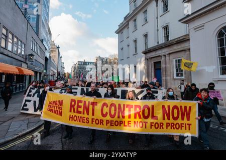 London, Großbritannien. Dezember 2024. Anhänger der London Renters Union marschieren durch die Londoner Innenstadt zu einer Filiale des Immobilienmaklers Foxtons, um Mietkontrollen im ganzen Vereinigten Königreich zu fordern. Laut Zoopla sind die Mieten im Vereinigten Königreich seit dem Ende der COVID-19-Pandemie um 27 % gestiegen und steigen nun in billigeren Gebieten am schnellsten an. Quelle: Mark Kerrison/Alamy Live News Stockfoto