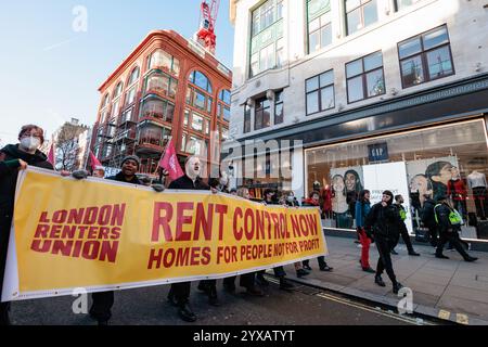 London, Großbritannien. Dezember 2024. Anhänger der London Renters Union marschieren entlang der Oxford Street zu einer Filiale des Immobilienmaklers Foxtons, um Mietkontrollen in ganz Großbritannien zu fordern. Laut Zoopla sind die Mieten im Vereinigten Königreich seit dem Ende der COVID-19-Pandemie um 27 % gestiegen und steigen nun in billigeren Gebieten am schnellsten an. Quelle: Mark Kerrison/Alamy Live News Stockfoto