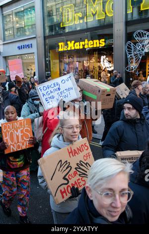 London, Großbritannien. Dezember 2024. Anhänger der London Renters Union marschieren entlang der Oxford Street zu einer Filiale des Immobilienmaklers Foxtons, um Mietkontrollen in ganz Großbritannien zu fordern. Laut Zoopla sind die Mieten im Vereinigten Königreich seit dem Ende der COVID-19-Pandemie um 27 % gestiegen und steigen nun in billigeren Gebieten am schnellsten an. Quelle: Mark Kerrison/Alamy Live News Stockfoto