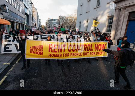 London, Großbritannien. Dezember 2024. Anhänger der London Renters Union marschieren durch die Londoner Innenstadt zu einer Filiale des Immobilienmaklers Foxtons, um Mietkontrollen im ganzen Vereinigten Königreich zu fordern. Laut Zoopla sind die Mieten im Vereinigten Königreich seit dem Ende der COVID-19-Pandemie um 27 % gestiegen und steigen nun in billigeren Gebieten am schnellsten an. Quelle: Mark Kerrison/Alamy Live News Stockfoto