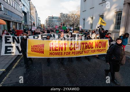 London, Großbritannien. Dezember 2024. Anhänger der London Renters Union marschieren durch die Londoner Innenstadt zu einer Filiale des Immobilienmaklers Foxtons, um Mietkontrollen im ganzen Vereinigten Königreich zu fordern. Laut Zoopla sind die Mieten im Vereinigten Königreich seit dem Ende der COVID-19-Pandemie um 27 % gestiegen und steigen nun in billigeren Gebieten am schnellsten an. Quelle: Mark Kerrison/Alamy Live News Stockfoto