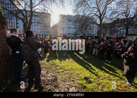 London, Großbritannien. Dezember 2024. Anhänger der London Renters Union halten eine Kundgebung in den Cavendish Square Gardens ab, bevor sie durch die Londoner Innenstadt zu einer Filiale des Immobilienmaklers Foxtons marschieren, um Mietkontrollen in ganz Großbritannien zu fordern. Laut Zoopla sind die Mieten im Vereinigten Königreich seit dem Ende der COVID-19-Pandemie um 27 % gestiegen und steigen nun in billigeren Gebieten am schnellsten an. Quelle: Mark Kerrison/Alamy Live News Stockfoto