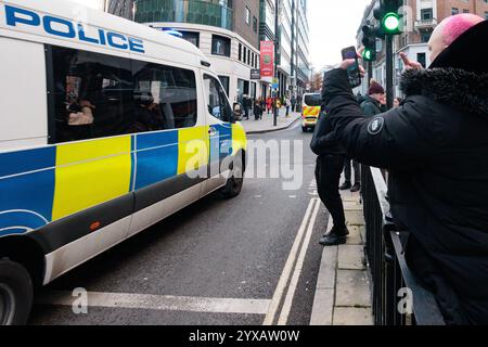 London, Großbritannien. Dezember 2024. Ein Unterstützer der London Renters Union macht eine unhöfliche Geste, als ein Fahrzeug der Metropolitan Police während eines Protests vorbeifährt, um Mietkontrollen in ganz Großbritannien zu fordern. Laut Zoopla sind die Mieten im Vereinigten Königreich seit dem Ende der COVID-19-Pandemie um 27 % gestiegen und steigen nun in billigeren Gebieten am schnellsten an. Quelle: Mark Kerrison/Alamy Live News Stockfoto