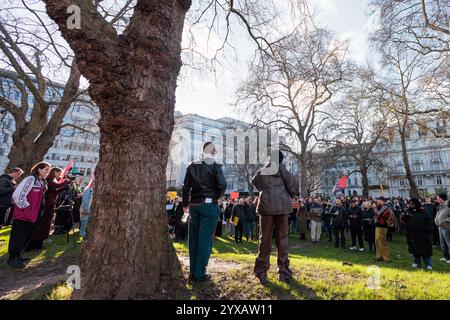 London, Großbritannien. Dezember 2024. Anhänger der London Renters Union halten eine Kundgebung in den Cavendish Square Gardens ab, bevor sie durch die Londoner Innenstadt zu einer Filiale des Immobilienmaklers Foxtons marschieren, um Mietkontrollen in ganz Großbritannien zu fordern. Laut Zoopla sind die Mieten im Vereinigten Königreich seit dem Ende der COVID-19-Pandemie um 27 % gestiegen und steigen nun in billigeren Gebieten am schnellsten an. Quelle: Mark Kerrison/Alamy Live News Stockfoto