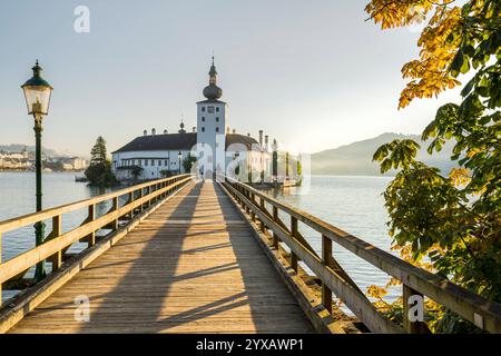 Steg zum Schloss Orth, Gmunden, Traunsee, Oberösterreich, Österreich *** Fußgängerbrücke zum Schloss Orth, Gmunden, Traunsee, Oberösterreich, Österreich Stockfoto