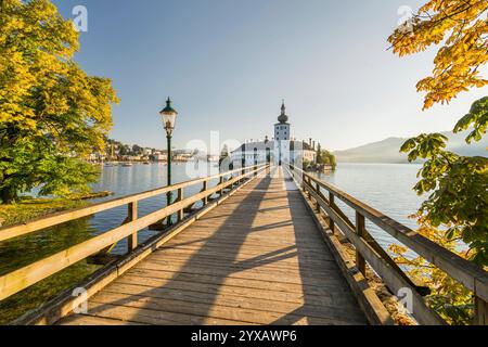 Steg zum Schloss Orth, Gmunden, Traunsee, Oberösterreich, Österreich *** Fußgängerbrücke zum Schloss Orth, Gmunden, Traunsee, Oberösterreich, Österreich Stockfoto