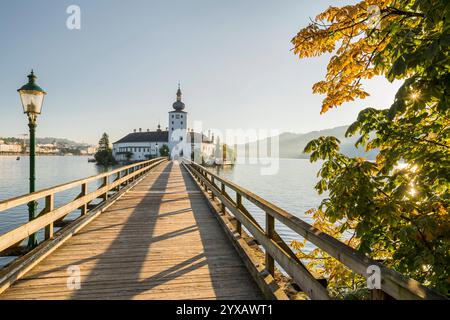 Steg zum Schloss Orth, Gmunden, Traunsee, Oberösterreich, Österreich *** Fußgängerbrücke zum Schloss Orth, Gmunden, Traunsee, Oberösterreich, Österreich Stockfoto