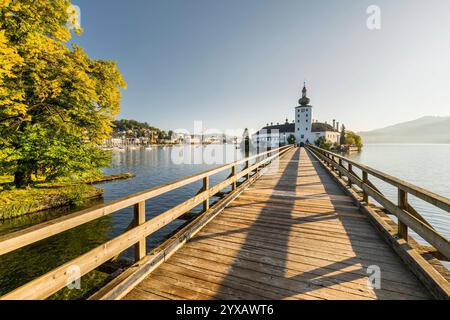 Steg zum Schloss Orth, Gmunden, Traunsee, Oberösterreich, Österreich *** Fußgängerbrücke zum Schloss Orth, Gmunden, Traunsee, Oberösterreich, Österreich Stockfoto