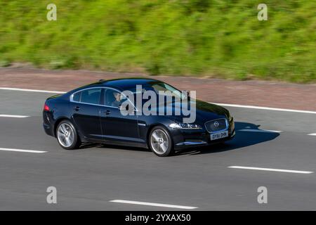 2011 Schwarz Jaguar XF Premium Luxury V6 Auto, XF Limousine; Fahrt auf der Autobahn M6, Großbritannien Stockfoto