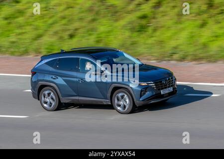 2023 Blue Hyundai Tucson Ultimate Tgdi PHEV, Benzin Plug-in Hybrid Hyundai Tucson SUV Auto auf der Autobahn M6, Großbritannien Stockfoto