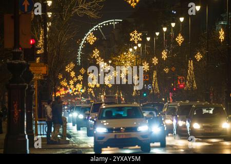 Budapester Allee Andrássy mit Weihnachtslichtern. Stockfoto