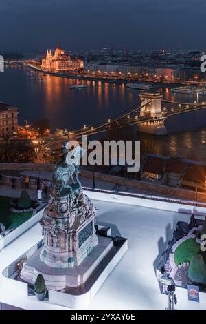 12.09.24. Budapest, Ungarn. Es gibt eine einzigartige Eislaufbahn im Schloss Buda, Savoyai Terrasse. Fantastischer Blick auf das Budapester Panorama. Stockfoto