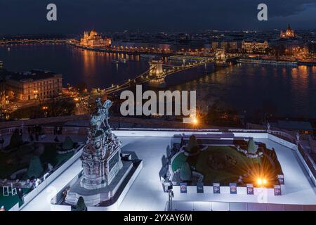 12.09.24. Budapest, Ungarn. Es gibt eine einzigartige Eislaufbahn im Schloss Buda, Savoyai Terrasse. Fantastischer Blick auf das Budapester Panorama. Stockfoto