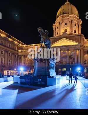 12.09.24. Budapest, Ungarn. Es gibt eine einzigartige Eislaufbahn im Schloss Buda, Savoyai Terrasse. Fantastischer Blick auf das Budapester Panorama. Stockfoto