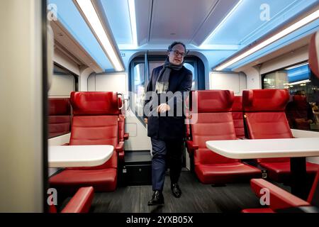 ROTTERDAM - NS-Direktor Wouter Koolmees sieht im Anschluss an die Eröffnungszeremonie der Eurocity Direct, einer neuen Zugverbindung von den Niederlanden nach Brüssel, am Hauptbahnhof Rotterdam in den neuen Zug. Laut NS sind Reisende 45 Minuten schneller an ihren Zielen als zuvor. ANP ROBIN VAN LONKHUIJSEN niederlande aus - belgien aus Stockfoto