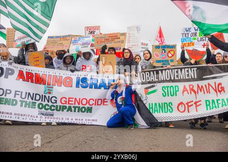 Birmingham, Großbritannien. DEZEMBER 2024. Während eine pro-Palestine-Menge vom Handsworth Park ins Zentrum von Birmingham marschierte, sang die Gruppe, einschließlich derer, die als Teil von Healthworkers 4 Palestine Peelings trugen, und zündete Fackeln an. Gruppen aus Liverpool und London schlossen sich an. Credit Milo Chandler/Alamy Live News Stockfoto