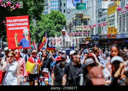 Melbourne, Australien. Dezember 2024. Demonstranten kommen im CBD von Melbourne zusammen und fordern Gerechtigkeit für Opfer von Gewalt in Palästina während der Kundgebung. Die Demonstranten schwenken palästinensische Flaggen und halten Banner, die ein Ende des Völkermords und der zionistischen Aggression fordern, und rufen in Solidarität für die palästinensische Befreiung und Gerechtigkeit. (Foto: YE Myo Khant/SOPA Images/SIPA USA) Credit: SIPA USA/Alamy Live News Stockfoto