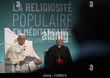 Frankreich, Frankreich. Dezember 2024. **NO LIBRI** Frankreich, Ajaccio, 2024/12/15 Papst Franziskus, begleitet von Kardinal Francois-Xavier Bustillo, überbringt seine Botschaft während der Abschlusssitzung des Kongresses "La Religiosité Populaire en Méditerranée" anlässlich seines eintägigen Besuchs auf der französischen Insel Korsika, in Ajaccio Foto von VATIKANISCHEN MEDIEN /Katholische Pressefoto: Unabhängige Fotoagentur/Alamy Live News Stockfoto