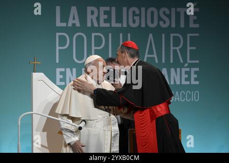 Frankreich, Frankreich. Dezember 2024. **NO LIBRI** Frankreich, Ajaccio, 2024/12/15 Papst Franziskus, begleitet von Kardinal Francois-Xavier Bustillo, überbringt seine Botschaft während der Abschlusssitzung des Kongresses "La Religiosité Populaire en Méditerranée" anlässlich seines eintägigen Besuchs auf der französischen Insel Korsika, in Ajaccio Foto von VATIKANISCHEN MEDIEN /Katholische Pressefoto: Unabhängige Fotoagentur/Alamy Live News Stockfoto