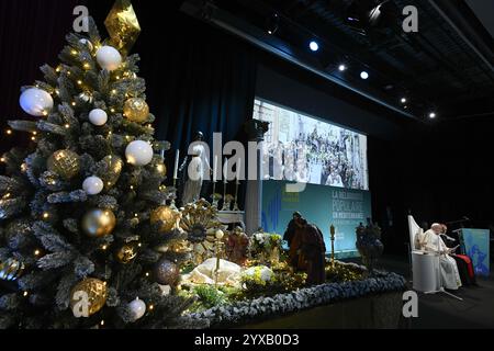 Frankreich, Frankreich. Dezember 2024. **NO LIBRI** Frankreich, Ajaccio, 2024/12/15 Papst Franziskus, begleitet von Kardinal Francois-Xavier Bustillo, überbringt seine Botschaft während der Abschlusssitzung des Kongresses "La Religiosité Populaire en Méditerranée" anlässlich seines eintägigen Besuchs auf der französischen Insel Korsika, in Ajaccio Foto von VATIKANISCHEN MEDIEN /Katholische Pressefoto: Unabhängige Fotoagentur/Alamy Live News Stockfoto