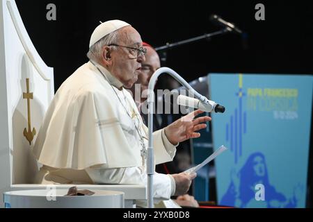 Frankreich, Frankreich. Dezember 2024. **NO LIBRI** Frankreich, Ajaccio, 2024/12/15 Papst Franziskus, begleitet von Kardinal Francois-Xavier Bustillo, überbringt seine Botschaft während der Abschlusssitzung des Kongresses "La Religiosité Populaire en Méditerranée" anlässlich seines eintägigen Besuchs auf der französischen Insel Korsika, in Ajaccio Foto von VATIKANISCHEN MEDIEN /Katholische Pressefoto: Unabhängige Fotoagentur/Alamy Live News Stockfoto