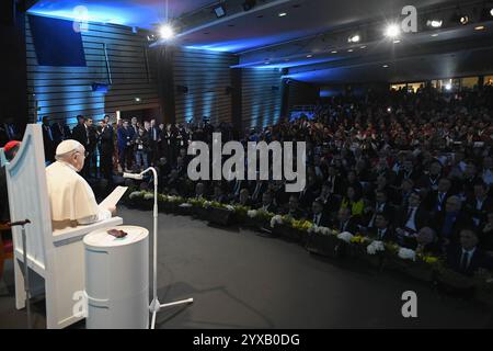 Frankreich, Frankreich. Dezember 2024. **NO LIBRI** Frankreich, Ajaccio, 2024/12/15 Papst Franziskus, begleitet von Kardinal Francois-Xavier Bustillo, überbringt seine Botschaft während der Abschlusssitzung des Kongresses "La Religiosité Populaire en Méditerranée" anlässlich seines eintägigen Besuchs auf der französischen Insel Korsika, in Ajaccio Foto von VATIKANISCHEN MEDIEN /Katholische Pressefoto: Unabhängige Fotoagentur/Alamy Live News Stockfoto