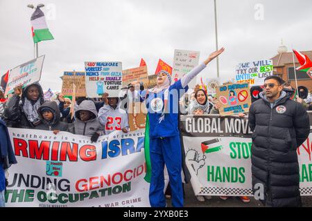 Birmingham, Großbritannien. DEZEMBER 2024. Während eine pro-Palestine-Menge vom Handsworth Park ins Zentrum von Birmingham marschierte, sang die Gruppe, einschließlich derer, die als Teil von Healthworkers 4 Palestine Peelings trugen, und zündete Fackeln an. Gruppen aus Liverpool und London schlossen sich an. Credit Milo Chandler/Alamy Live News Stockfoto