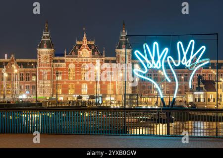 Historisches Gebäude des Amsterdamer Hauptbahnhofs im Winter Stockfoto