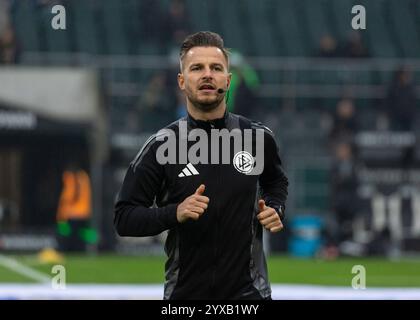 Sport, Fußball, Bundesliga, 2024/2025, Borussia Mönchengladbach vs. Holstein Kiel 4-1, Stadion Borussia Park, Schiedsrichter Daniel Schlager warm Up, DFL-VORSCHRIFTEN VERBIETEN JEDE VERWENDUNG VON FOTOGRAFIEN ALS BILDSEQUENZEN UND/ODER QUASI-VIDEO Stockfoto