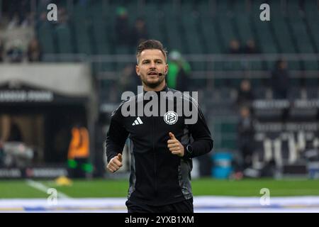 Sport, Fußball, Bundesliga, 2024/2025, Borussia Mönchengladbach vs. Holstein Kiel 4-1, Stadion Borussia Park, Schiedsrichter Daniel Schlager warm Up, DFL-VORSCHRIFTEN VERBIETEN JEDE VERWENDUNG VON FOTOGRAFIEN ALS BILDSEQUENZEN UND/ODER QUASI-VIDEO Stockfoto