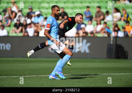 MELBOURNE, AUSTRALIEN. Dezember 2024. Im Bild: Guillermo May von Auckland bekommt einen Schuss weg, nachdem er im AAMI Park, Melbourne, Australien, bei der ISUZU A League Runde 8 gegen Auckland unter eine Herausforderung von Samuel Souprayen geraten ist. Quelle: Karl Phillipson / Alamy Live News Stockfoto